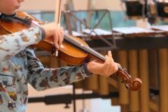 Ein Kind spielt auf einer Violine.