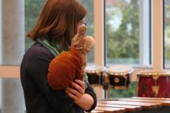 Eine Lehrerin hält eine Schnecken Handpuppe.
