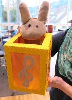 Eine Hasen-Handpuppe mit Musiknoten-Laterne.