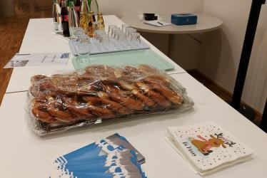 Ein Tisch mit einem Imbiss und Getränke zur Stärkung