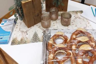 Ein Tisch mit Weihnachtsdeko und Brezeln