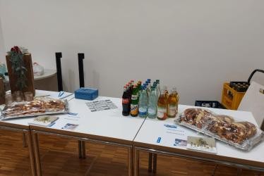 Ein Tisch mit einem Imbiss und Getränke zur Stärkung
