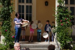 Eine weitere Kindergruppe erzeugt Rhytmus mit ihren Instrumenten. 