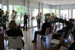Ein Tuba-Ensemble spielt vor Gästen.