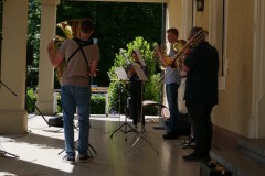 Auf der Veranda spielt ein Blechbläserquintett.
