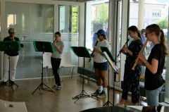 Ein Flötenensemble spielt vor den Gästen.