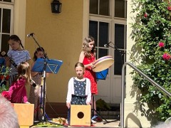 Mehrere Kinder erzeugen mit verschiedenen Instrumenten ein Meeresrauschen.