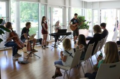 Schüler musizieren vor den Gästen.
