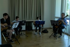Lehrer improvisieren mit Ihren Schülern auf Ihren Gitarren.