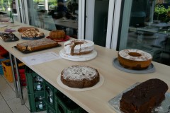 Ein Tisch mit vielen verschiedenen Kuchen.