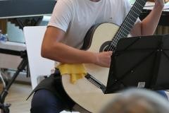 Ein junger Gitarrist spielt auf seiner Gitarre.