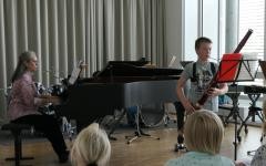 Ein junger Fagottist spielt mit Begleitung einer Klavierlehrerin.