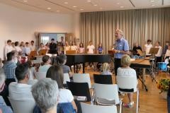 Das Publikum applaudiert den Musikern.