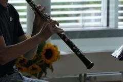 Ein junger Oboist spielt fleißig auf seiner Oboe.