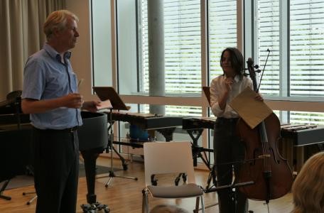 Der Schulleiter überreicht der Schülerin einen Gutschein für ihren großen Erfolg.