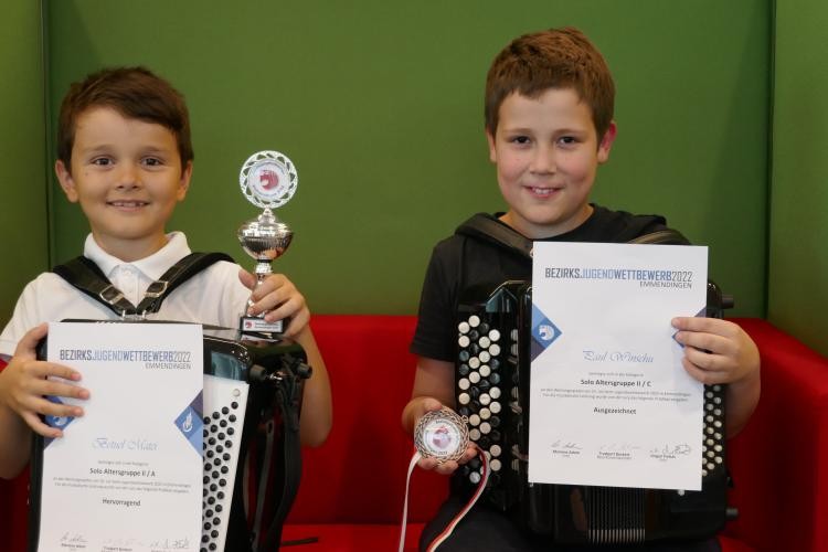 Zwei Akkorderonschüler mit ihren Auszeichnungen und Urkunden.