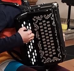 Ein junger Akkordeonspieler.