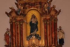 Ein Altar mit Engeln, der heiligen Maria und Jesus.
