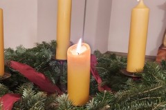 Eine Nahaufnahme von einer der vier Kerzen aus dem Adventskranz.