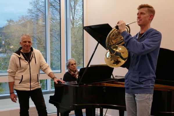 Scott Formusek mit seinem Lehrer Stephan Rinklin und seiner Korrepetitorin Patricia Germano.