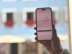 Eine Person hält ein Handy mit der geöffnetet Musikschul App.