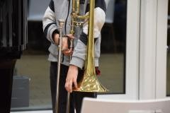 Ein Musiker hebt sein Althorn.