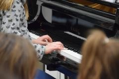 Eine junge Frau spielt auf dem Klavier.