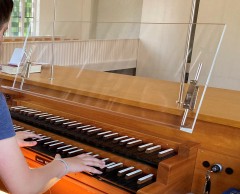 Klavierschülerin spielt auf der Orgel.