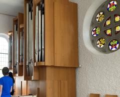 Besucher und Gäste bestaunen die Orgel.