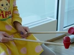 Eine Schülerin mach ein Geschicklichkeitsspiel.