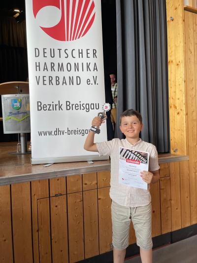 Ein junge beim Bezirksjugendwettbewerb für Akkorderonspieler.