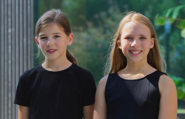Lisa Syassen und Lisa Neubronner stehen in einem Garten.