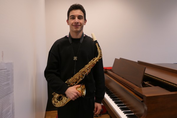 Abiturient mit seinem Saxofon.