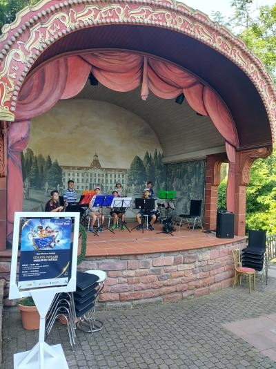 Das Ensemble auf der Bühne im Europa Park.