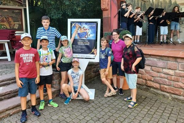 Gruppenbild vor der Bühne.