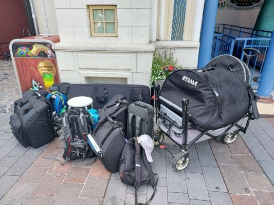 Das Gepäck des Ensembles bei der Ankunft im Europa Park.