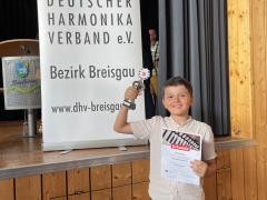 Ein junge beim Bezirksjugendwettbewerb für Akkorderonspieler.