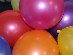 Es sind viele bunte Luftballons zu sehen.