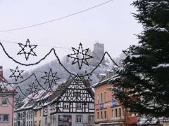 Der Marktplatz in Waldkirch mit Blick auf die Kastelburg ist leicht verschneit und weihnachtlich geschmückt.