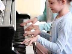 Ein Kind spielt Klavier