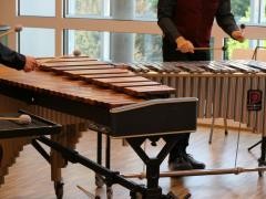 Zwei Schüler spielen gemeinsam auf einem Marimbafon und einem Vibrafon.