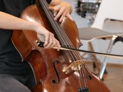 Große Schülerin spielt Cello.