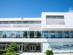 Das Gisela Sick Bildungshaus mit blauem Himmel.