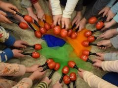 Viele Kinder halten Rasseln.