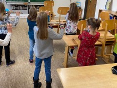 Eine Gruppe von jungen Schüler*innen spielt Querflöte.