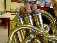 Ein junger Schüler spielt auf einem Blechblasinstrument.