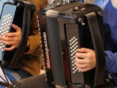 zwei junge Schüler*innen spielen Akkordeon.