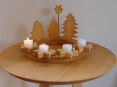 Adventskranz mit zwei brennenden Kerzen.