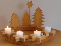 Adventskranz mit drei brennenden Kerzen.